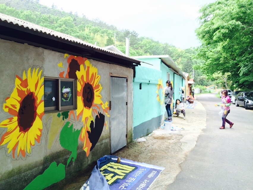 해바라기 벽화로 꽃단장한 둔촌마을 사진