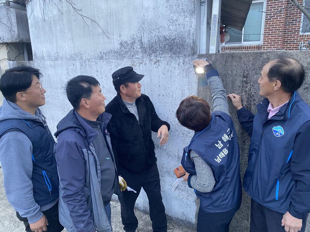 남해읍 주민자치회, 어르신 집 앞 호롱불 설치 현장확인